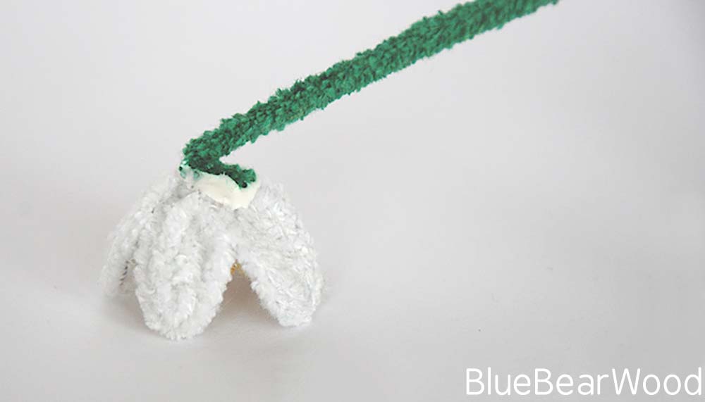Photo shows how to attache the pipe cleaner stem